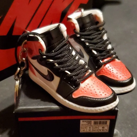 Custom Nike Shoe Keychains set of 2 shoes. (1 pair.) ❤️🖤 - Picture 11 of 16